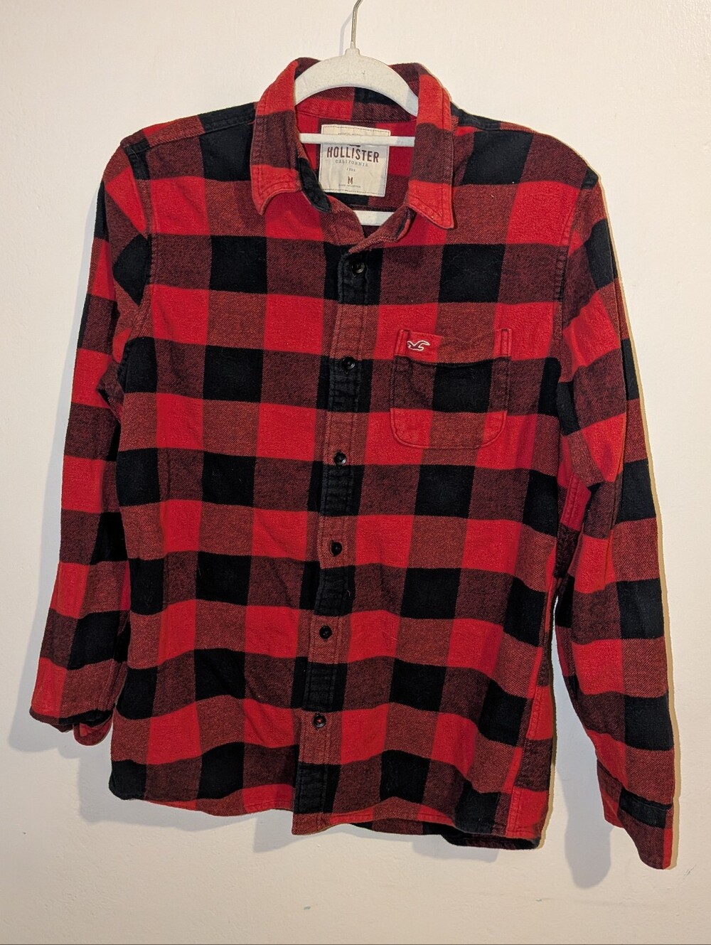 Hollister Men’s Red and Black Buffalo Plaid Button-Down Shirt Size M